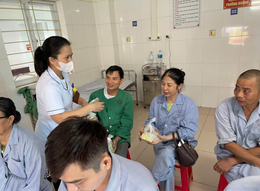 Trao quà cho người bệnh 2